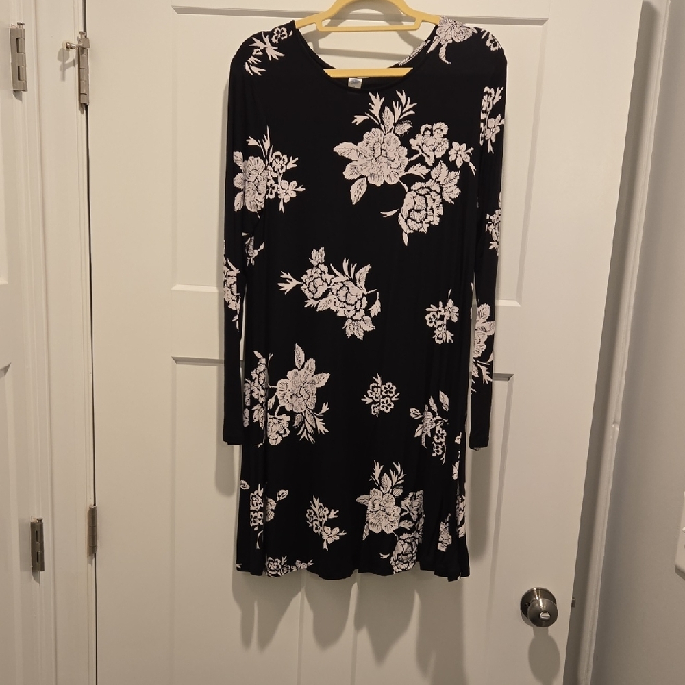 Old NAVY Floral Black and White Longsleeve Dress